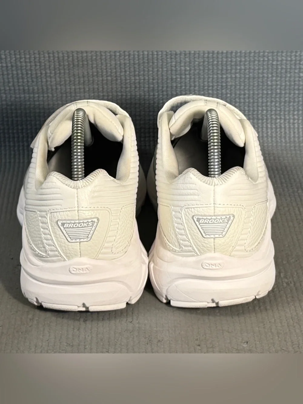Brooks Addiction Walker V-Strap 2 White Sneakers Women’s Size 7